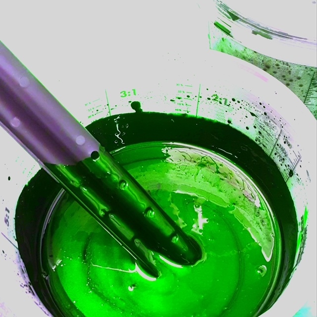 Grüne Autolackfarbe in einem Behälter mit Pipette, typisch für die Lackierarbeiten in einer KFZ-Werkstatt wie Autowerkstatt Ackermann.